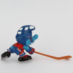20032: Ijshockeysmurf met ijshockeystick *blauw outfit*