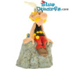 Asterix en Obelix: Asterix zit op steen spaarpot (Plastoy,+/- 8x6x14cm)