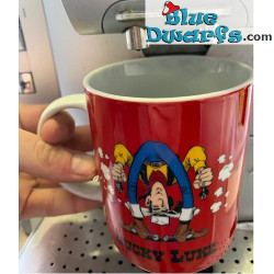 Lucky Luke Roter Becher – Lucky Luke schießt kopfüber zwischen den Beinen – Porzellan – 0,42L