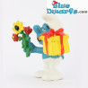 20040: Pitufo con regalo y flores (pintura brillante) - Schleich - 5,5cm