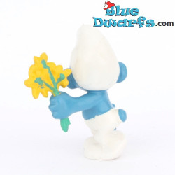 20044: Pitufo enamorado - Flores amarillas - Versión CNT - 5,5cm