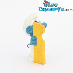 20112: Timmerman smurf met houten plank en zaag - Schleich of Bully - 5,5cm