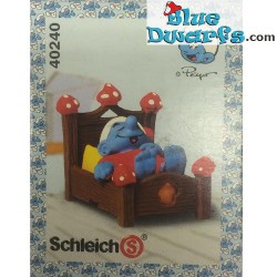 40240: Smurf in bed