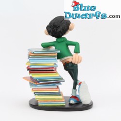Gaston mit Bücherstapel - Plastoy - 2020 - 17cm