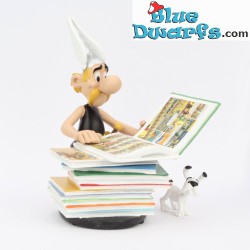 Asterix en Idefix met stapel boeken - kunstharsfiguur - Plastoy - 23 cm