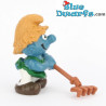 20138: Pitufo labrador con rastrillo - colores brillantes - Schleich - 5,5cm