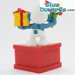 20040: Gift Smurf with present and flowers *Happy Birthday!!* (pedestal)