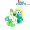 Pitufina con flor - Kinder Suprise 2018 -  (+/- 4cm)