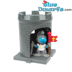 Schtroumpf Guerrier avec Bannière et Tour Médiévale - McDonalds Happy Meal - 2005 - 5,5cm