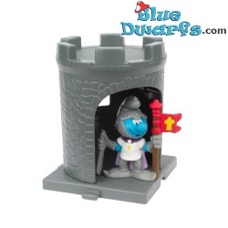 Smurf Warrior with Pennant and Medieval Tower - McDonalds Happy Meal - 2005 - 5,5cm
