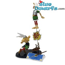 Asterix met soldaat en tekstballon - Paf! - kunstharsfiguur - Plastoy - 27 cm