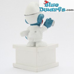 20037: Doctor Smurf *Get Well Soon!* (pedestal)