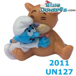 Babysmurf met teddybeer - Smurf Ferrero  - Kinder Suprise - 2011 - 4cm