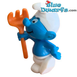 Schtroumpf paysan avec râteau - Jardiniers - Ferrero Kinder Suprise 1997 - 5cm