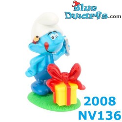 Handy smurf with present - Kinder Suprise 2008 - 4cm NV136