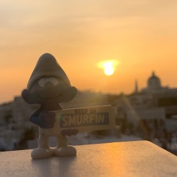 20843 - Smurf met bord - Keep on smurfin - 2023 - Schleich - 5,5cm