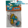 Smurfin met handen op de rug - Smurfen sleutelhanger metaal - 6cm