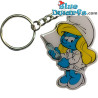 Smurfin als arts met spuit  - Smurfen sleutelhanger metaal - 6cm