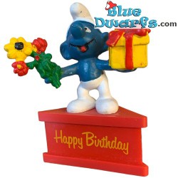 20040: Gift Smurf with present and flowers  - Happy Birthday!! -  (pedestal) - Schleich - 5,5cm