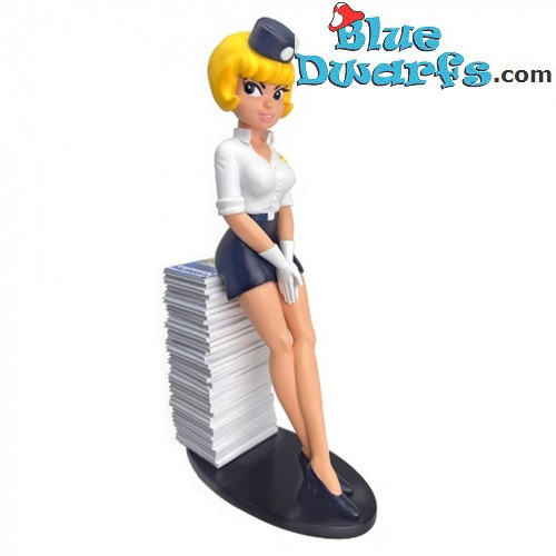 Natacha sitzt auf einem Stapel von Comics - Natacha Comics figurine - Plastoy - 2023 - 18 cm