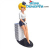 Natacha assise sur une pile de BD - Natacha Comics figurine - Plastoy - 2023 - 18 cm