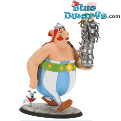 Obelix trägt einen Stapel Helme - Vinyl Spielfigur - Plastoy - 21 cm
