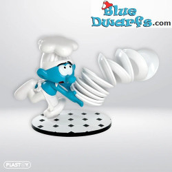 Puffo Golosone che corre con una pila di piatti - Figura in resina - Plastoy - 20 cm
