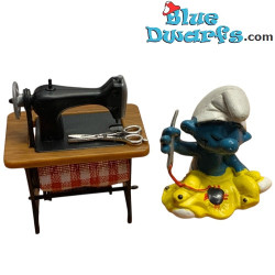 Mini machine à coudre sur une table - avec des ciseaux - Produit décoratif Schtroumpfs - Schtroumpf non inclus - 4,5 cm
