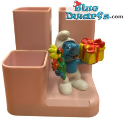 20040: Pitufo con regalo y flores (pintura brillante) - Schleich - 5,5cm