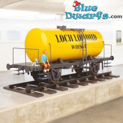 Wagon de train jaune avec inscription 'Loch Lomond Whiskey' - Scène Tintin assis - Tintinimaginatio - 77cm