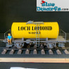 Vagón de tren amarillo con impresión 'Loch Lomond Whiskey' - Escena Tintin sentado - Tintinimaginatio - 77cm