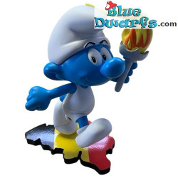 Puffo Olimpico con Torcia Accesa - Bandiera belga - Figurina Resina - Zédibulle éditions - 17 cm