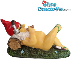 Kabouter liggend op het gras met koptelefoon – Ondeugende Kabouter Beeldjes – Polyresin – 13,5 cm