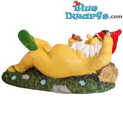 Nain allongé dans l’herbe avec des écouteurs – Figurines de Nains Coquins – Polyrésine – 13,5 cm