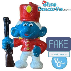 20106: - FAKE - Hunter Smurf - 5,5cm - Very Good Condition