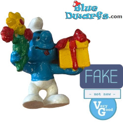20040: - FAKE - Schtroumpf aux cadeaux - 5,5 cm - Très Bon État