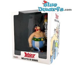 Obélix llevando una pila de cascos - Figura Vinilo -  Plastoy - 21 cm