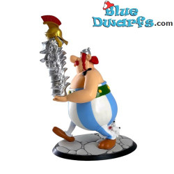 Obélix llevando una pila de cascos - Figura Vinilo -  Plastoy - 21 cm
