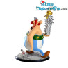 Obélix portant une pile de casques - Vinyle Figurine - Plastoy - 21 cm