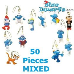 50 colgantes de Pitufos de plástico con cordón – Modelos variados – Regalos para repartir – 2,5 cm