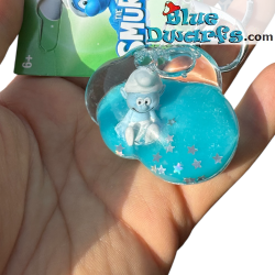 Baby Smurf in 3D Wolkvorm Vloeibare Sleutelhanger met Bandje & Resin Figuur – De Smurfen Sleutelhanger – 5,5 cm.