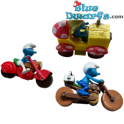 3 Smurfen rijdend op prehistorische fietsen en auto - Vintage item (niet nieuw)