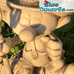 Boeren smurf met hark standbeeld - Smurfen tuinbeeld - Kunststeen - 30 x 19 x 16 cm / 1,25 kg