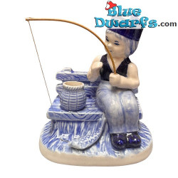 Dama sentada en un banco pescando – Pintada a mano – Delft Blauw – Cerámica – N.º 104 – 5 x 10 x 11 cm