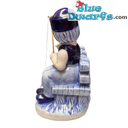 Dame assise sur un banc en train de pêcher – Peinte à la main – Delft Blauw – Céramique – N° 104 – 5 x 10 x 11 cm