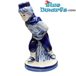 Dame met handen op de rug zittend op een boomstam – Handbeschilderd – Delfts Blauw – Keramiek – Nr. 108 – 8 x 8 x 14,5 cm