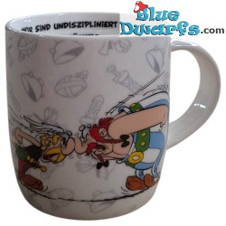 Asterix en Obelix mok:  We are rowdy lot and we like a punch up... But we love our friends (0,38L)