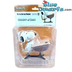 Snoopy Sorridente Seduto alla sua Scrivania - Statuetta di Snoopy - Medicom - Serie 18 - Peanuts - 9 cm