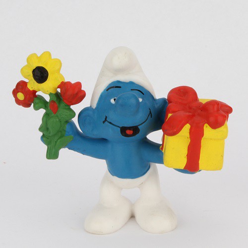 20040: Pitufo con regalo y flores